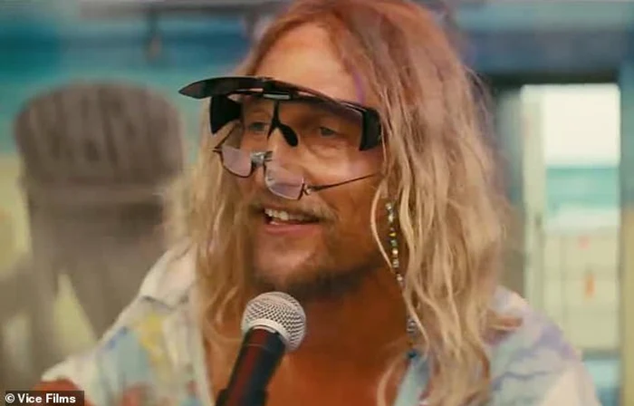 
    Matthew McConaughey, în vârstă de 49 de ani, joacă rolul unui drogat excentric  