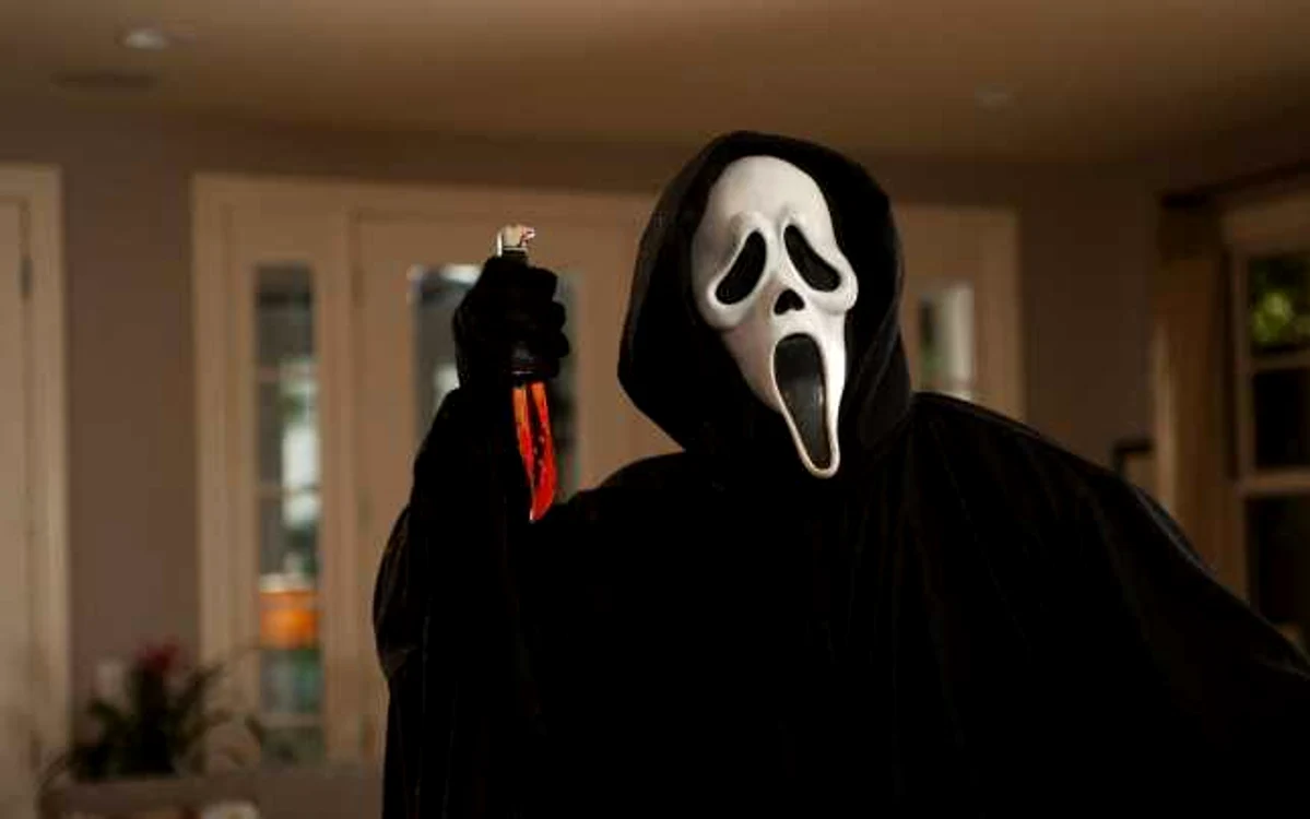 În primul film
„Scream“, criminalul cunoscut sub numele de Ghostface teroriza un
grup de studenţi FOTO Forbes