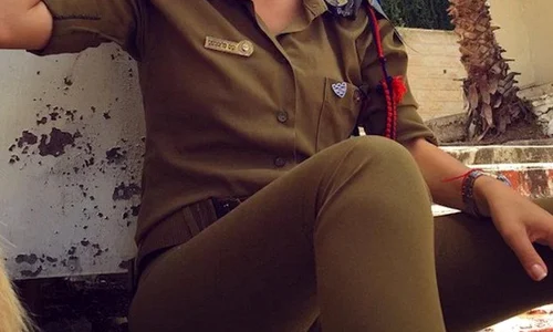 Chiar și în uniformă este super sexy jpeg