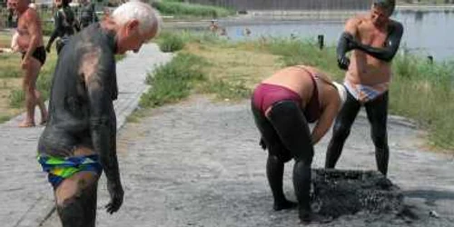 În staţiune, turiştii se tratează după ureche şi folosesc nămolul după cum ştiu de la bătrâni