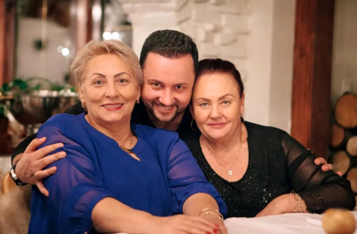 Cătălin Măruță, alături de soacră (stânga) și de mama lui