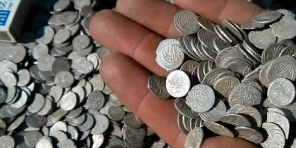 Tezaurul monedelor otomane din Budeşti - comoara găsită de Iulian Enache din Goleşti - Vâlcea Foto Harta Comorii - credit detecţiemetal com