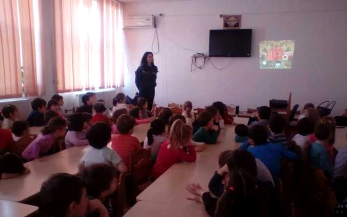 Copiii, atenţi la sfaturile poliţiştilor FOTO IPJ Călăraşi