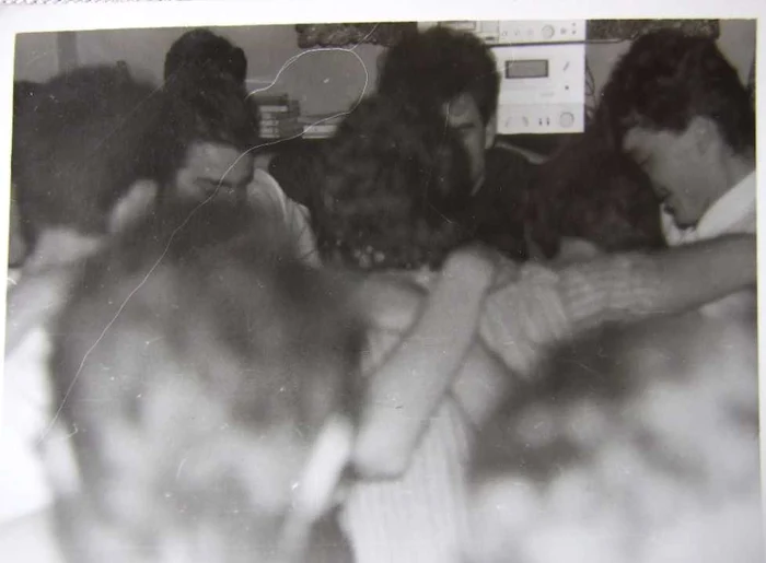 Flăcăi la hora disco, la un majorat din anii `80 FOTO Sînziana Ionescu