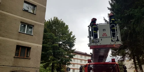 Operaţiune de salvare a unui nonagenar din Râmnicu Vâlcea care a zăcut 4 zile pe podeaua locuinţei Foto Adevărul