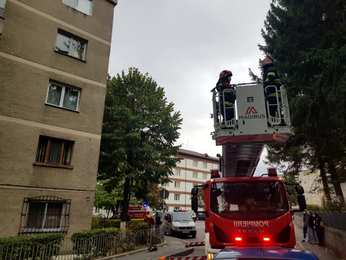 Salvarea unui copil cu scara ISU de echipajul ASCM - blocat în casă în Râmnicu Vâlcea Foto Adevărul - credit DMS