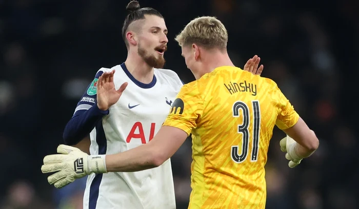 Radu Drăgușin (stânga), criticat în presa engleză (FOTO: EPA)