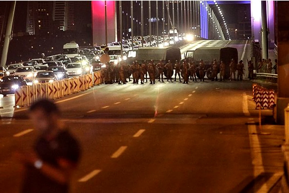 
    Principalele căi de acces în Istanbul sunt sub controlul armateiFoto: Getty Images  