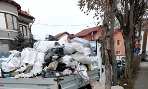 camioneta plina cu gunoi  jpeg