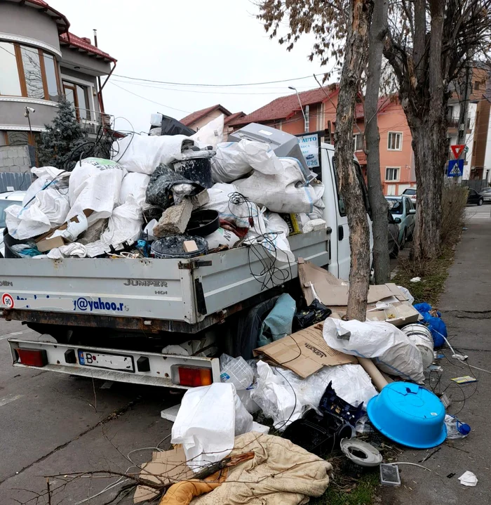 
    Mașina-pubelă a fost găsită de polițiști pe Str. Limanului, din cartierul ChitilaFoto: Primăria Sectorului 1  