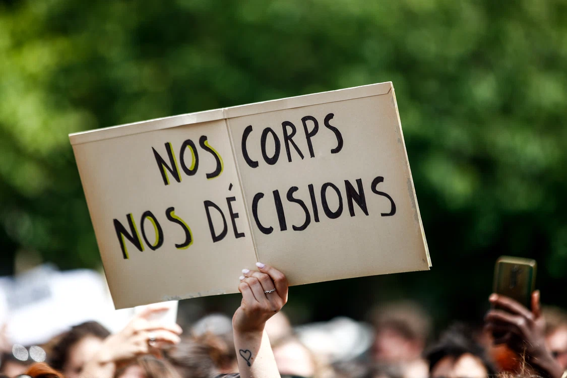 Corpurile noastre, deciziile noastre. Pancartă la o manifestație pro-avort la Paris Foto EPA EFE