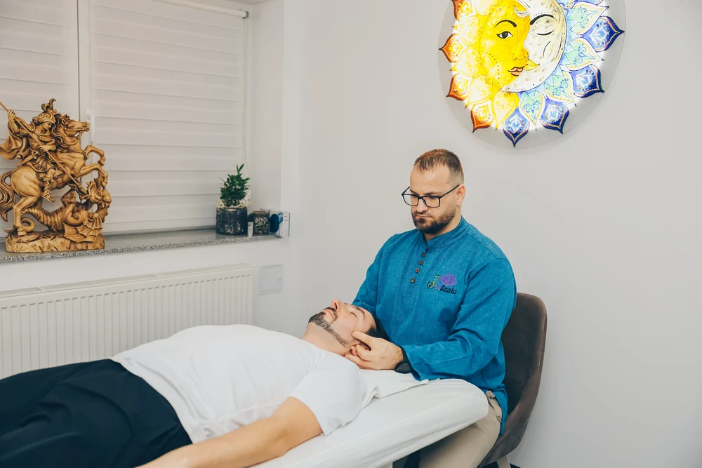 Ce este terapia Joolizara, metoda alternativă care îi face pe unii oameni să tremure