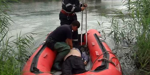 Un pensionar din Râmnicu Vâlcea şi-a pus costumul cel bun după care s-a dus să se înece 