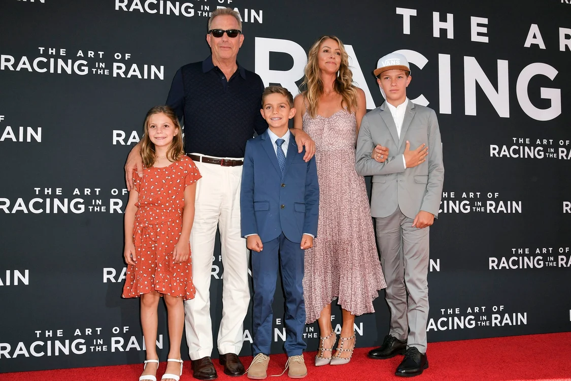 
    Kevin Costner și familia  