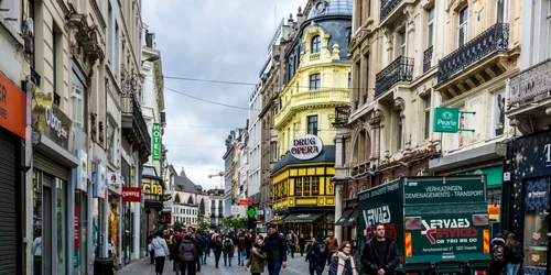 oameni centru strada bruxelles shutterstock 1520986037 jpg