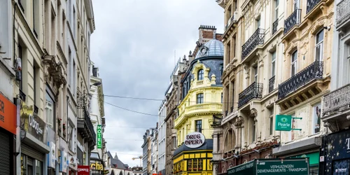 oameni centru strada bruxelles shutterstock 1520986037 jpg