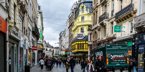 oameni centru strada bruxelles shutterstock 1520986037 jpg