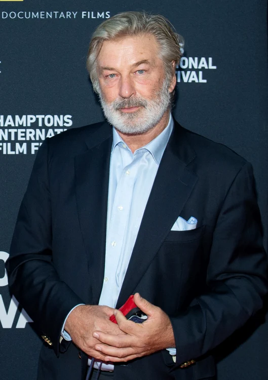 Alec Baldwin cu barbă, într-un costum bleumarin 