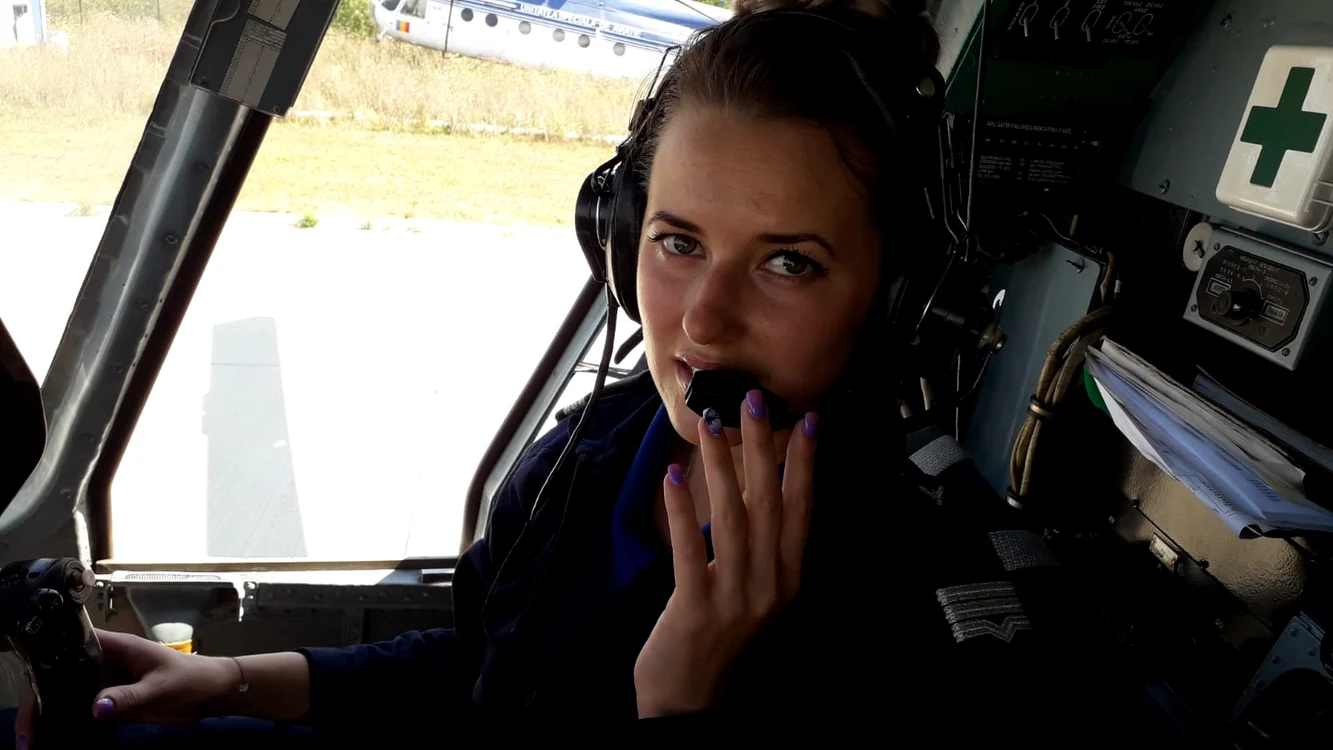 Daniela Tănase are 24 de ani și se ocupă de toate sistemele radio ale aeronavei