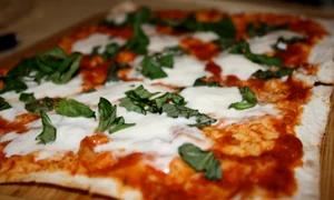 pizza cu sos de tomate si busuioc jpeg