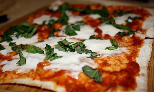 pizza cu sos de tomate si busuioc jpeg