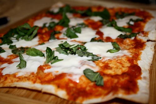 pizza cu sos de tomate si busuioc jpeg