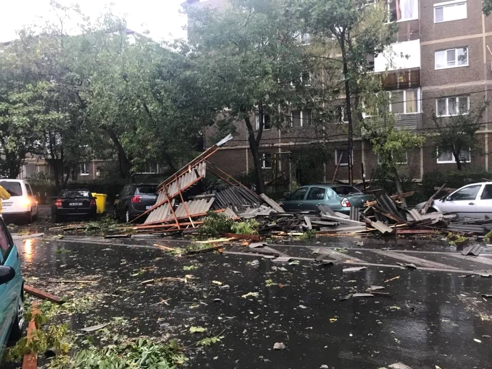 Opt persoane au
murit şi 68 au fost rănite în urma furtunilor care au lovit duminică seara
vestul ţării. FOTO Facebook/Info Trafic jud. Timiş