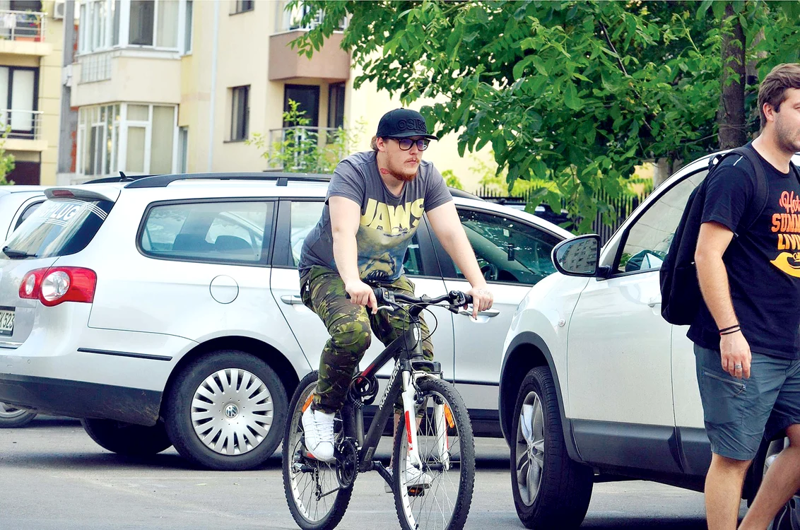 Din cauza miopiei mari (-7), cântăreţul poate conduce cel mult o bicicletă