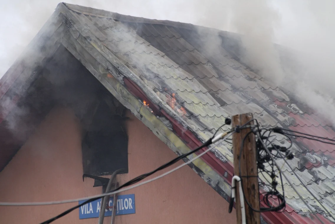 Vila avocaţilor de la Crivaia arde violent de 5 ore