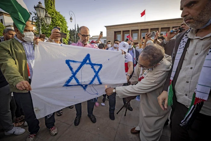 Un cearşaf pe care este desenată Steaua lui David, ars în Rabat pe 15 mai 2021, în timpul unui marş de solidaritate cu Gaza / FOTO AFP Fadel Senna