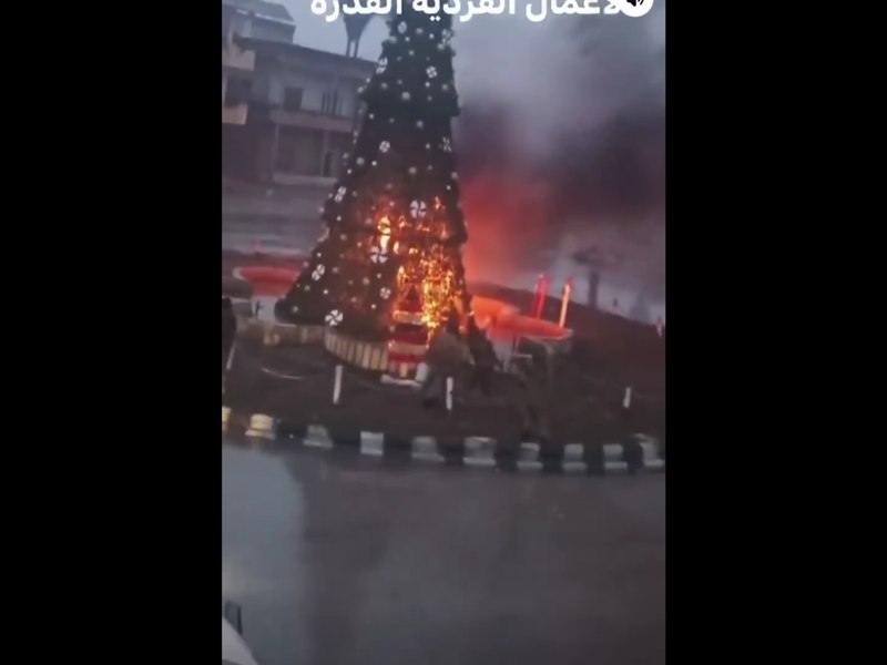 Sute de creștini protestează în Damasc, după ce le-a fost incendiat bradul de Crăciun