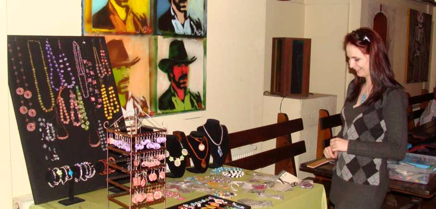 Artiştii din vestul ţării îşi expun produsele manufacturate