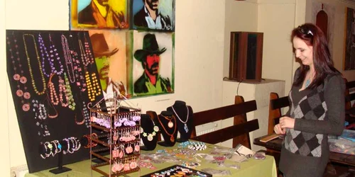 Artiştii din vestul ţării îşi expun produsele manufacturate