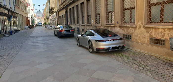 „Autoutilitară Porshe”, parcată pe o stradă pietonală cu aviz de la primărie FOTO Daniel Dancea