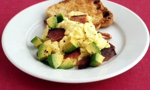 omleta faramitata cu bacon si avocado jpeg
