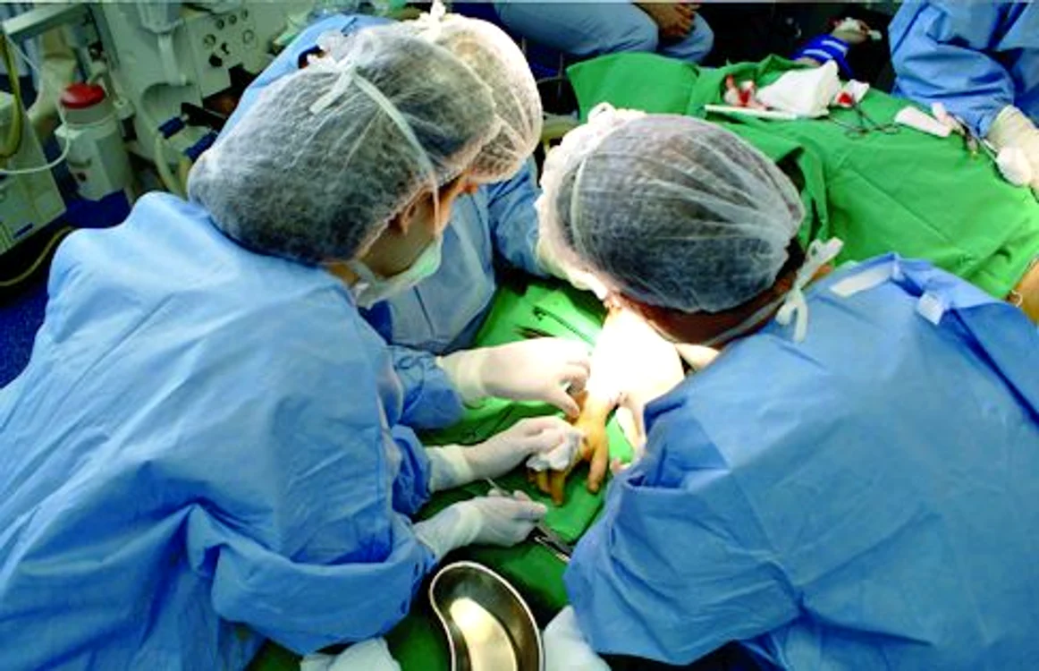 
    Trei echipe de chirurgi  au operat timp de 14 ore  
