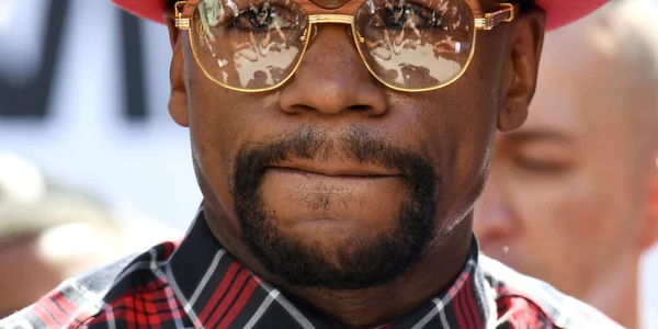 Boxerul Floyd Mayweather Jr ajunge la Toshiba Plaza în Las Vegas Nevada FOTO Guliver / Getty Images / Ethan Miller