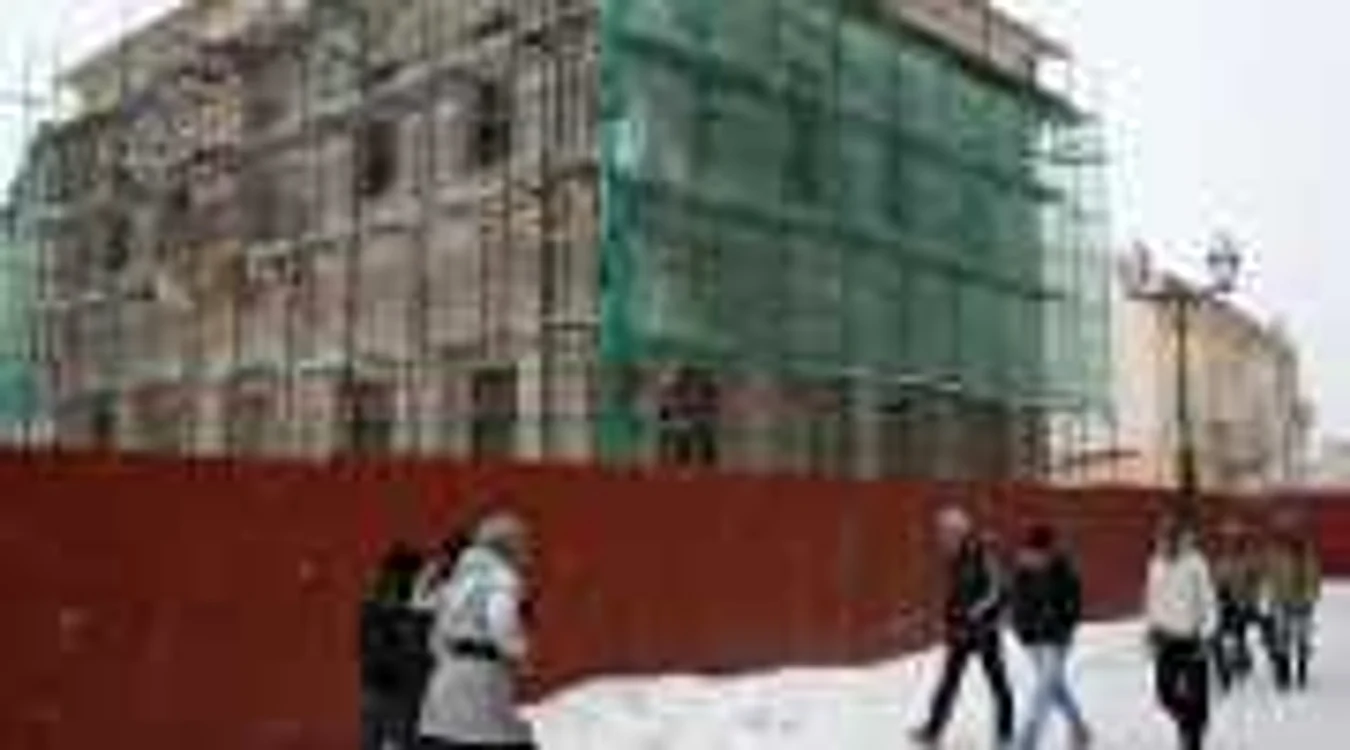 Una dintre clădirile din centrul vechi la care s-a început reabilitarea va fi gata în vara aceasta