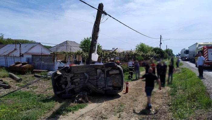 Mașina a ieșit de pe carosabil și s-a răsturnat FOTO ISU Suceava