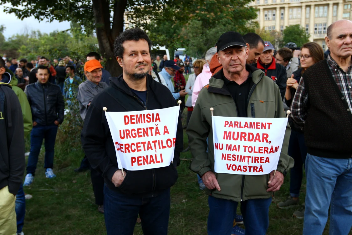 Și aseară s-au strâns oamenii în fața Senatului