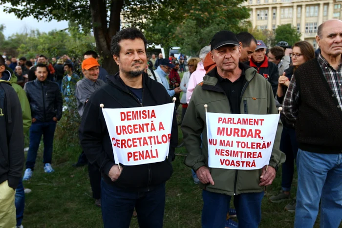 Și aseară s-au strâns oamenii în fața Senatului