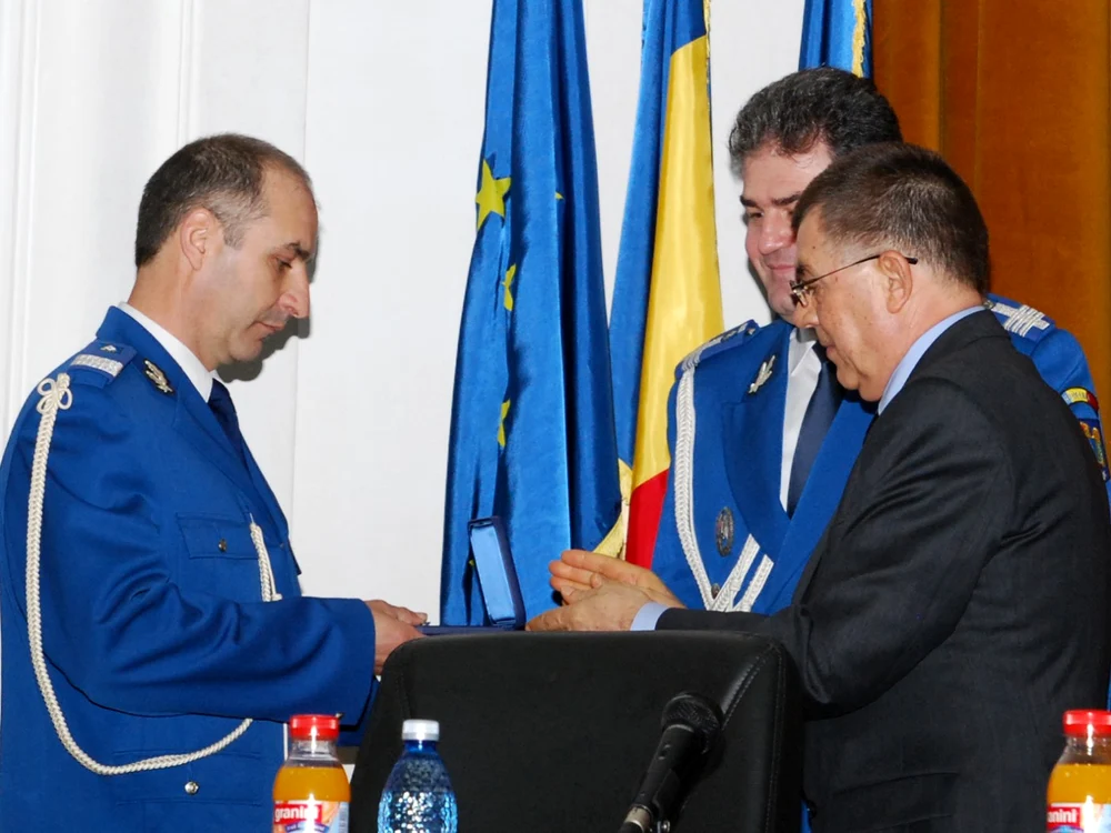 Radu Stroe l-a lăudat pe jandarm pentru altruismul său FOTO amosnews.ro