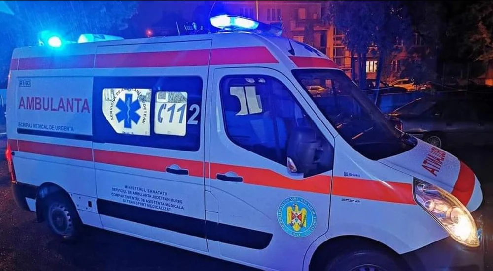 Accident între o ambulanță și o mașină în Cluj. O femeie se află în stop cardio-respirator