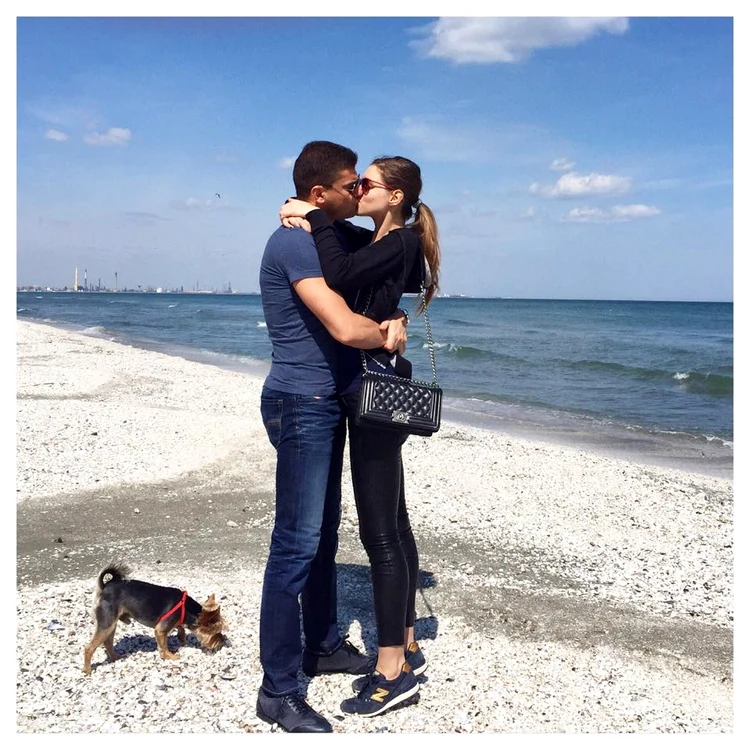 Cristian și Laura, sărut pasional pe plaja din Năvodari