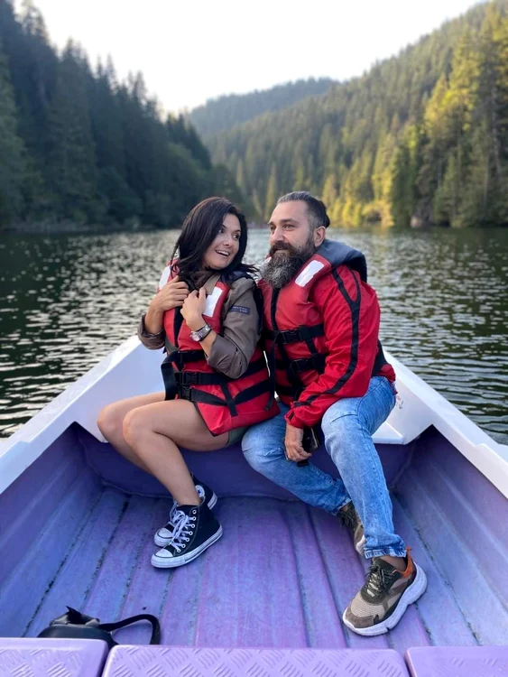 Cosmin Man și Vasilica Tătaru, în vacanță la Lacul Roșu