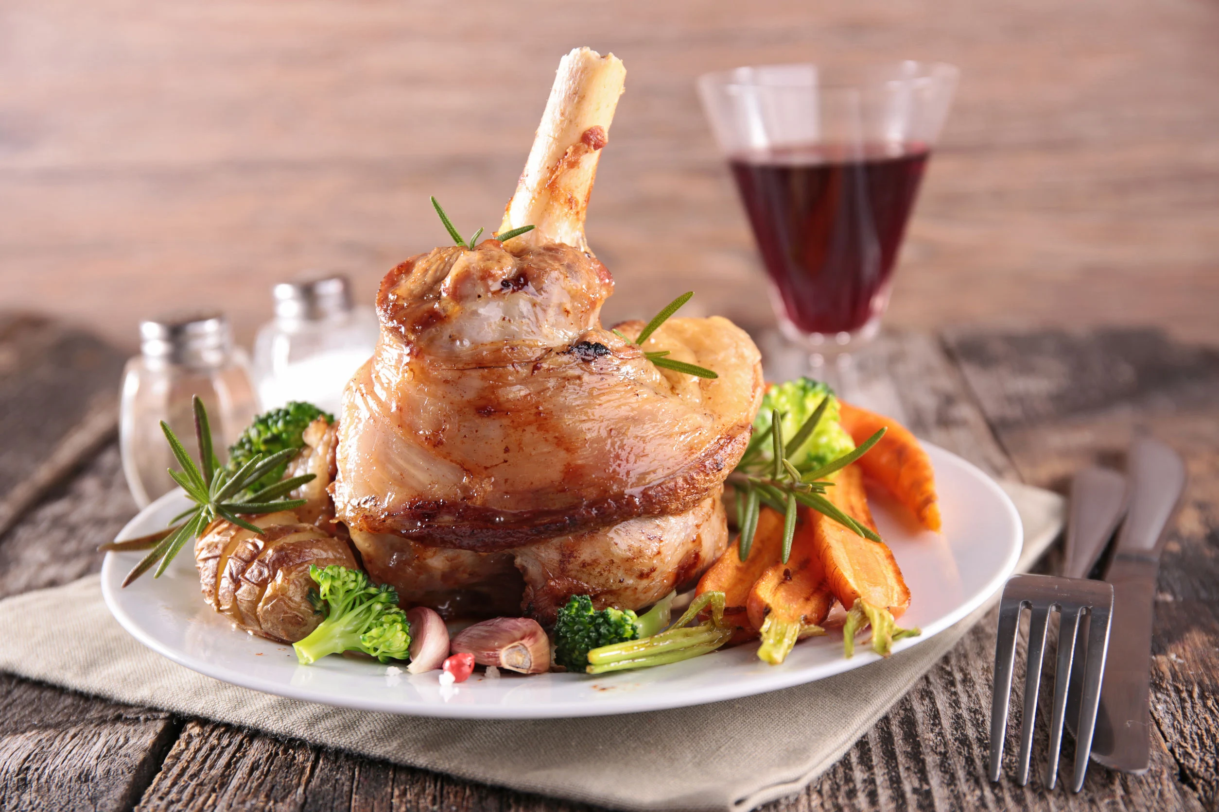 Carnea de miel, afrodisiac sau risc ascuns pentru sănătate. Medicii avertizează că poate afecta ficatul, rinichii și inima