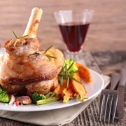 Vinul roşu, ideal lângă carnea de miel jpeg