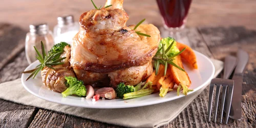 Vinul roşu, ideal lângă carnea de miel jpeg