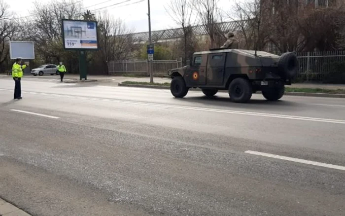 Poliţiştii şi militarii patrulează pe străzi pentru verificarea restricţiilor de circulaţie