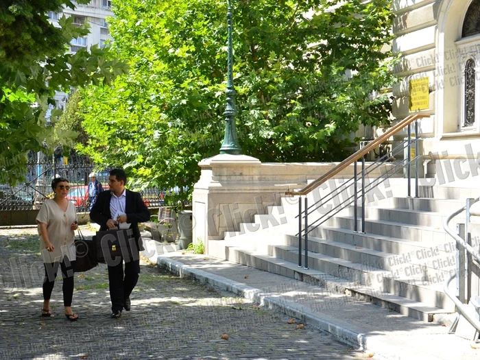 Adriana Bahmuţeanu a fost însoţită de avocat la tribunal şi la casa din Pantelimon. (Foto: Alex Muscaliu)